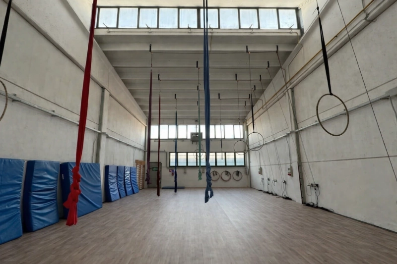 Interno della Benson Academy ASD Bologna dopo la ristrutturazione, palestra di tessuto aereo e cerchio
